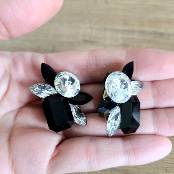 Large Lucite/plastic black and clear glass 1980s clip on earrings. - Picture 5 of 5